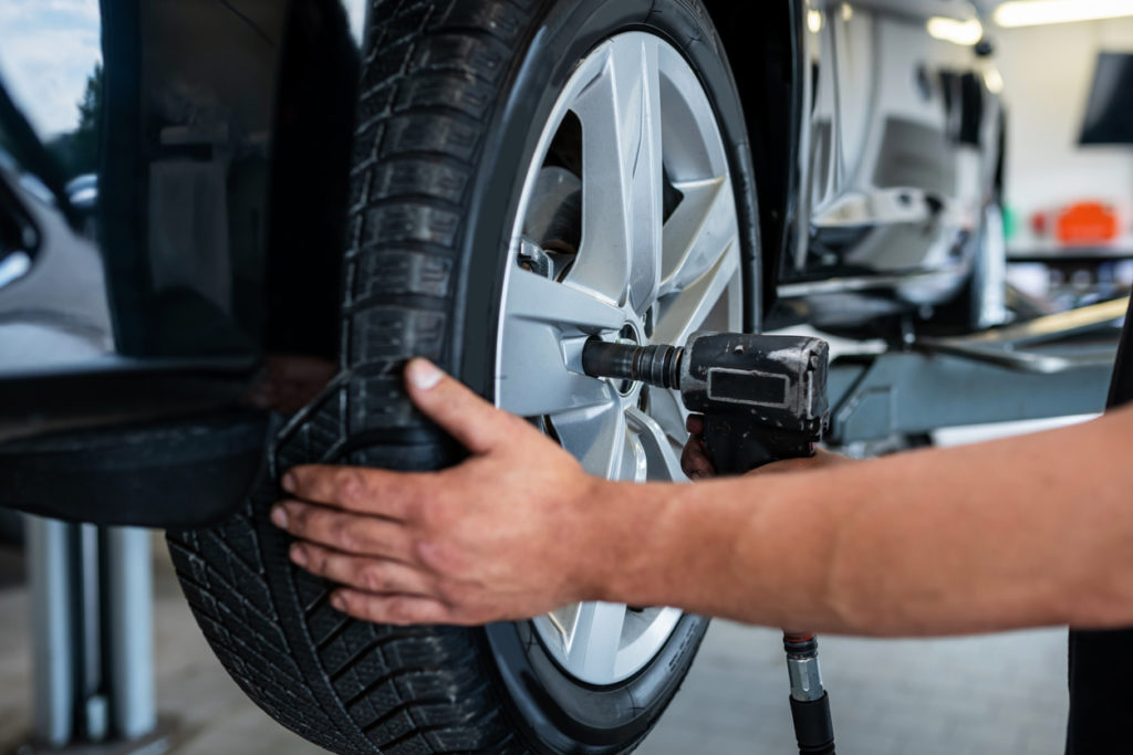 Mechanic changes a tire in a repair shop