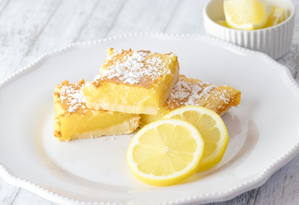 Lemon bars with lemon slices